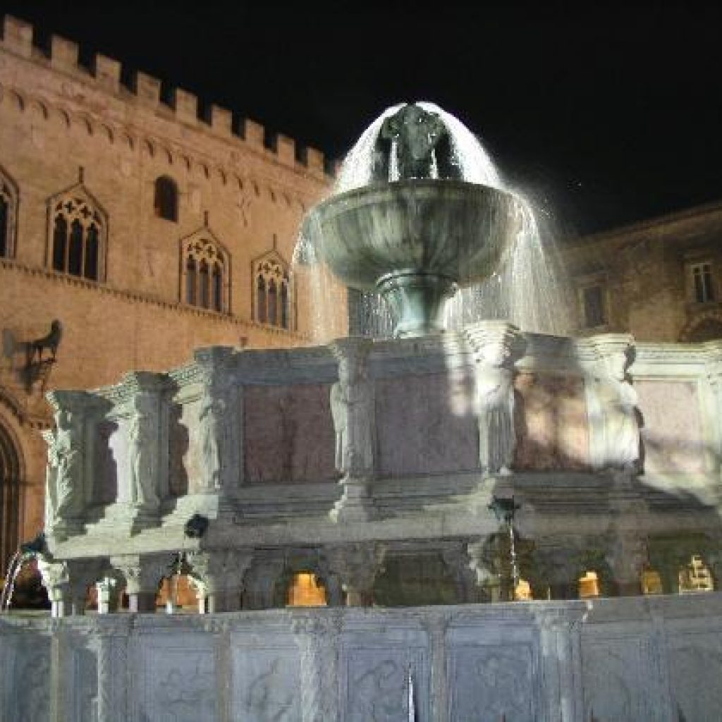 La Fontana Maggiore di Perugia è uno dei massimi esempi di scultura medievale italiana. Situata nel cuore del centro storico cittadino, in Piazza IV Novembre già Piazza Grande