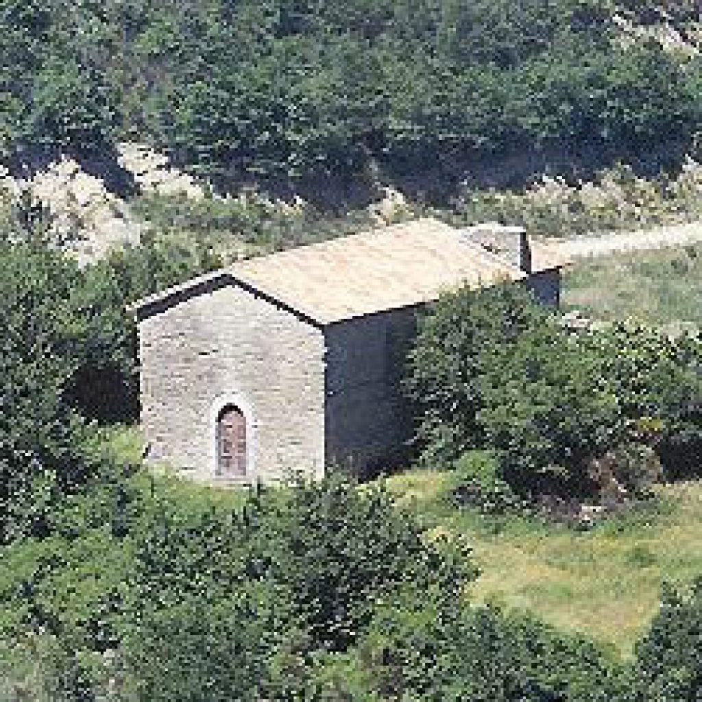 Dai ruderi di una chiesa risalente alla fine dell'XI secolo e di un tempietto pagano i francescani ricostruiscono un piccolo convento ed il loro tempio.